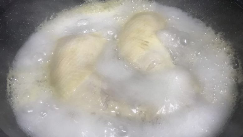 外婆家的口水鸡,煮20分钟后捞出。