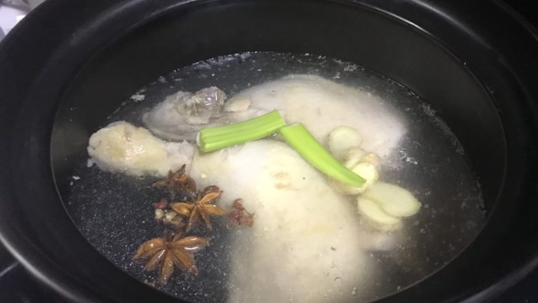 外婆家的口水鸡,另起锅放入姜片、大料、大葱、花椒,盐再煮15分钟。(放盐确保鸡肉有盐味)
