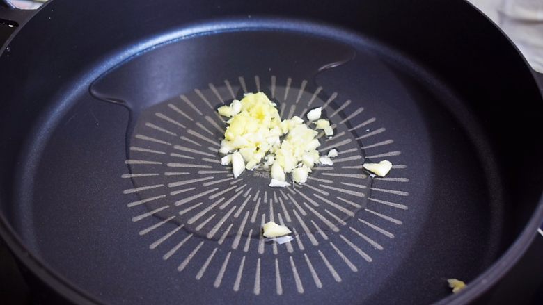 鱿鱼炒青椒,锅中倒入适量的食用油烧热,放入姜蒜爆香