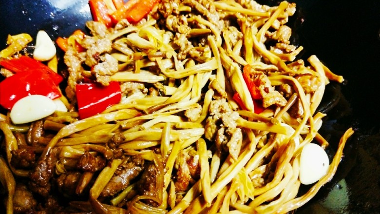 肉丝黄花菜,再加入炮制的黄花菜,红辣椒翻炒