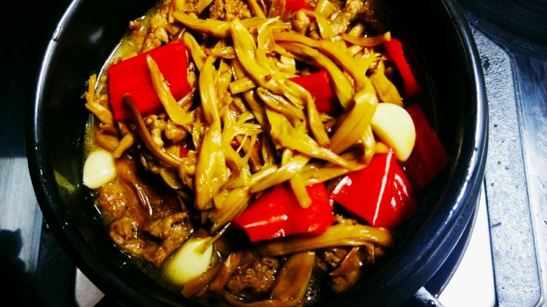 肉丝黄花菜,转移到砂锅中,加入热水,中火炖上30min
