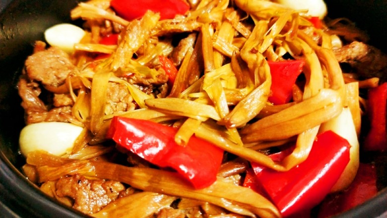 肉丝黄花菜,水快干后,关火