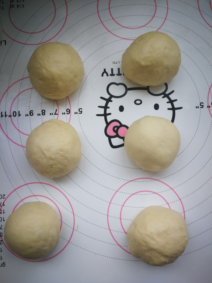 汉堡包,把发酵好的面团手揉排气,然后分成你想要的大小。我做了九个