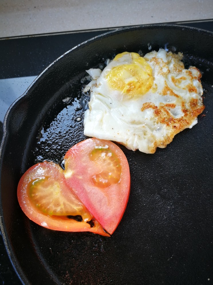 汉堡包,准备做四个汉堡,蔬菜<a style='color:red;display:inline-block;' href='/shicai/ 9'>鸡蛋</a>西红柿放在锅里煎一下
