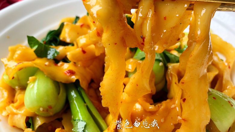 油泼面,香辣美味的油泼面做好了,喜欢的宝宝赶紧学做起来吧。