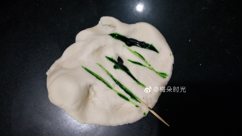 花样馒头—寿桃馒头,第七份面团加入绿色食用色素，也可以加入菠菜粉，抹茶粉。