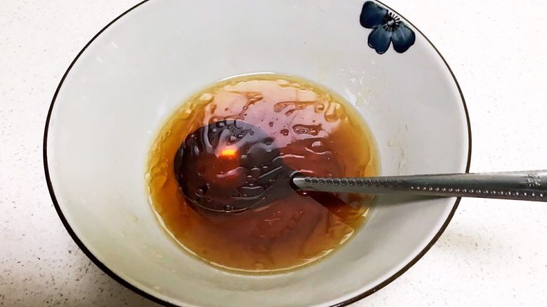 清汤莴笋素面,加入250ml开水调匀,碗汁调好了备用