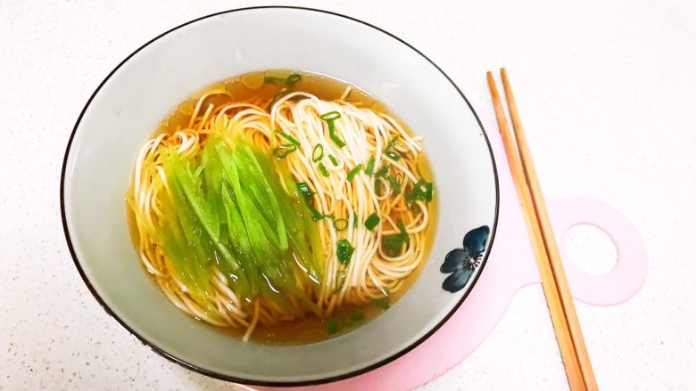 清汤莴笋素面,清汤莴笋素面可以吃了,清淡爽口,汤汁鲜美~