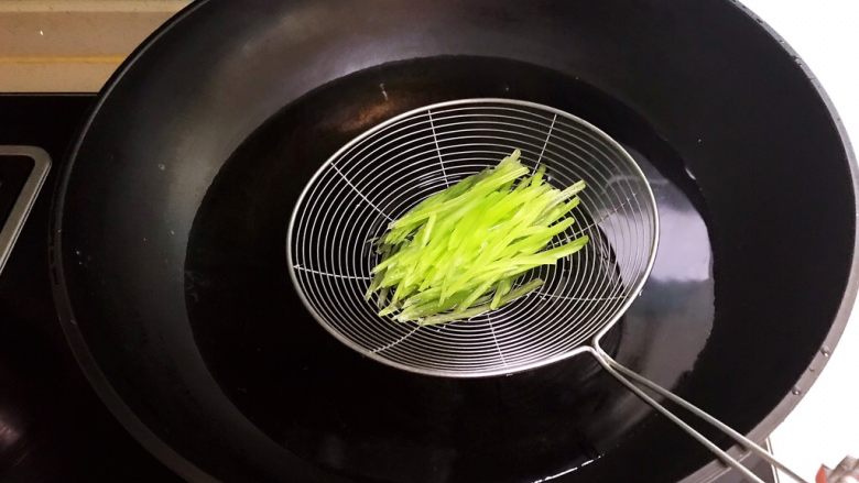 清汤莴笋素面,把莴笋丝放入开水里烫5秒钟,捞出去沥干水份