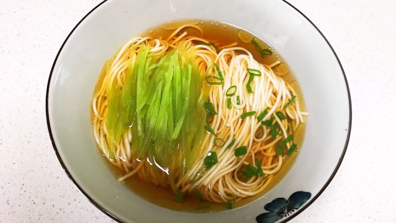 清汤莴笋素面,撒上香葱末,清汤莴笋素面就做好了