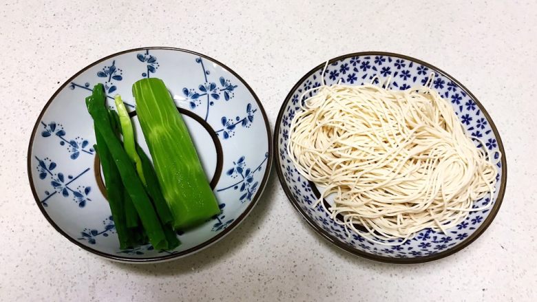 清汤莴笋素面,准备食材:<a style='color:red;display:inline-block;' href='/shicai/ 124'>莴笋</a>削皮,香葱叶,细切面