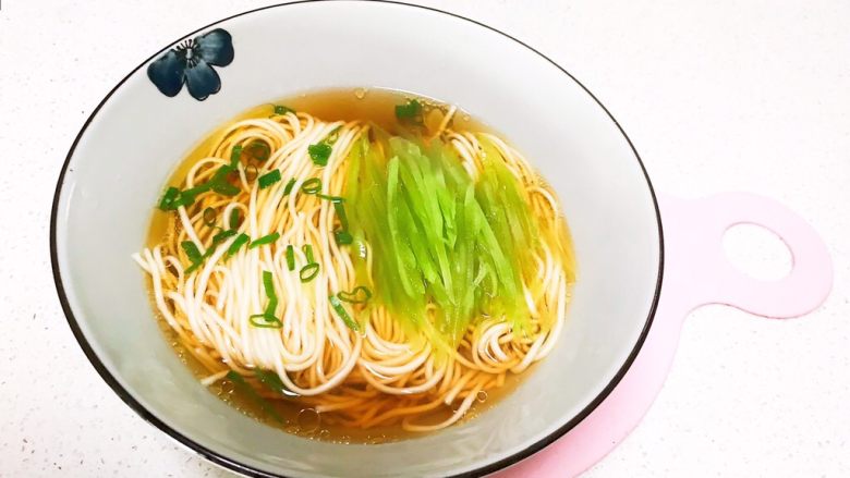 清汤莴笋素面,清汤莴笋素面清清爽爽,非常适合炎热的夏季食用~