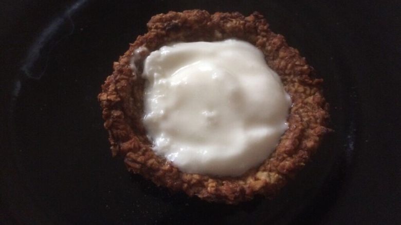 燕麦酸奶杯,燕麦杯烤好后,取出晾凉,挖入一勺酸奶;