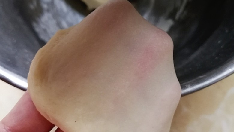 毛毛虫豆沙面包,一档揉成团,转三档揉至扩展阶段(能扯出厚膜)