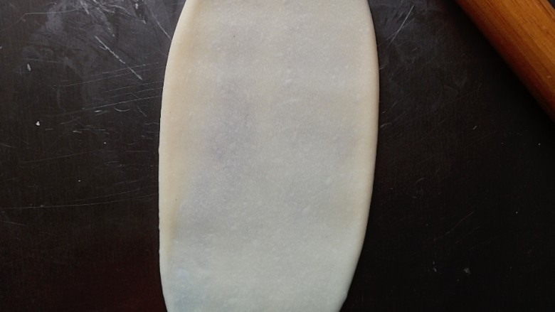 毛毛虫豆沙面包,擀成略长的椭圆形(擀的时候动作轻一点,防止豆沙挤出来)