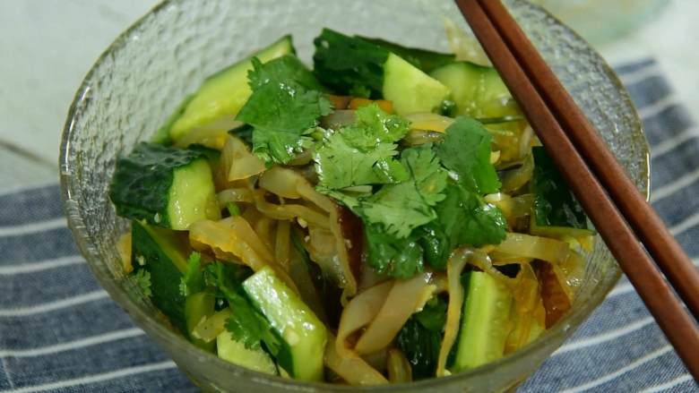 这道凉菜清脆爽口,真的很好吃,一道非常爽口的凉拌小菜——凉拌海蜇