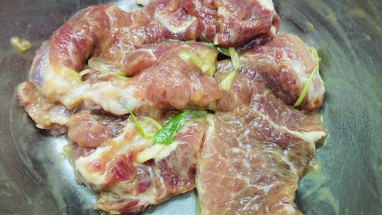 烤箱版酥香猪排,搅拌腌制30分钟左右。