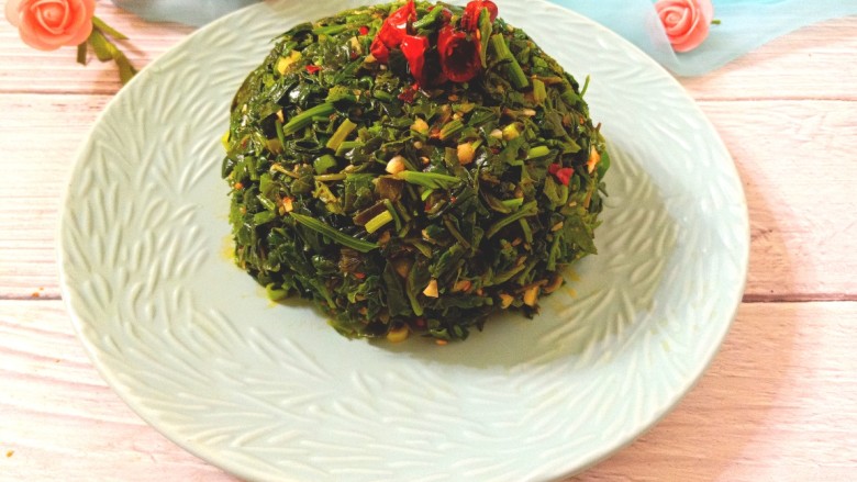凉拌灰灰菜,装碗后,在扣入盘中,酸辣爽口,鲜嫩美味的凉拌灰灰菜超好吃。