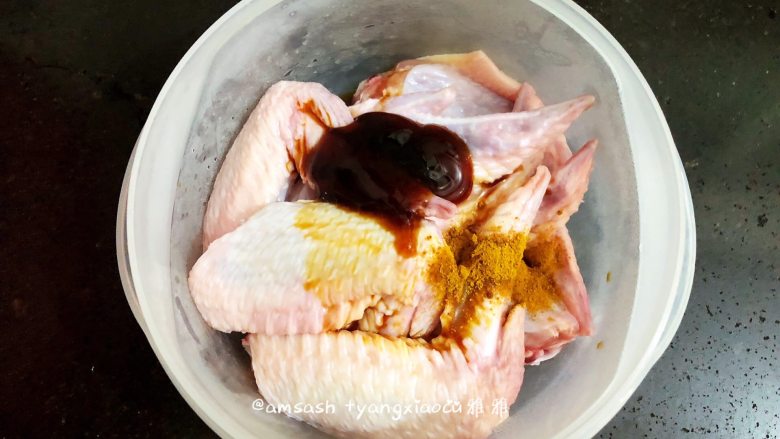 咖喱烤鸡翅_1557649375161,把所准备好的调料都倒入鸡翅中,戴上一次性手套,把鸡翅抓均匀