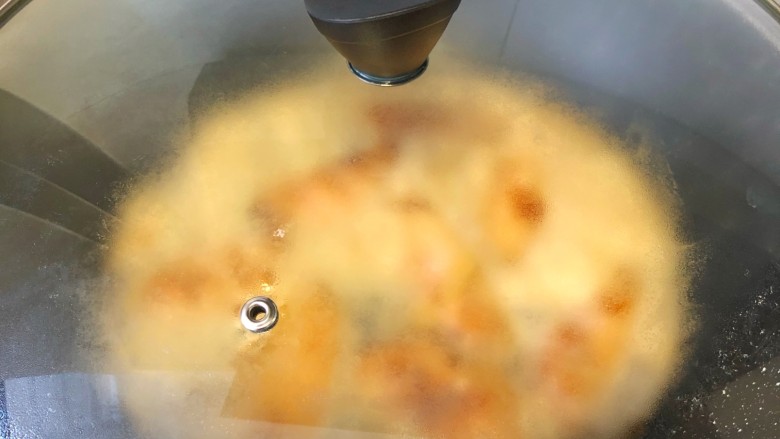 可乐鸡翅,盖上锅盖中火闷煮入味,差不多看到汤汁逐渐浓稠了就可以打开锅盖,大火收汁撒上葱花。
