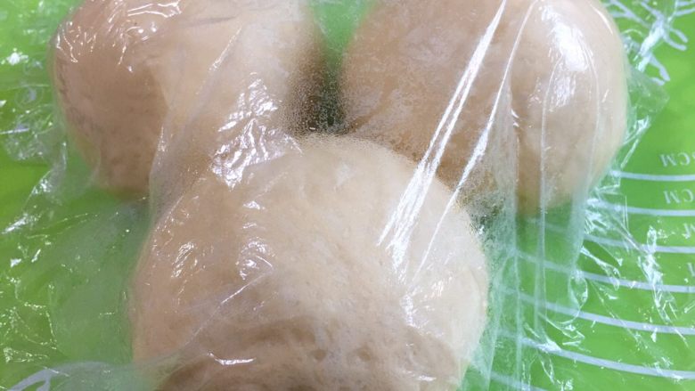 原味双吐司,分成六个剂子,每个剂子68克。盖上保鲜膜静置20分钟。
