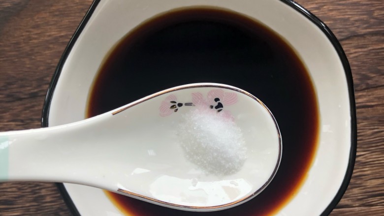 炒脆皮豆腐,少许盐,搅拌均匀备用