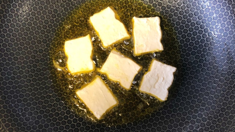 炒脆皮豆腐,起锅烧油,放入豆腐