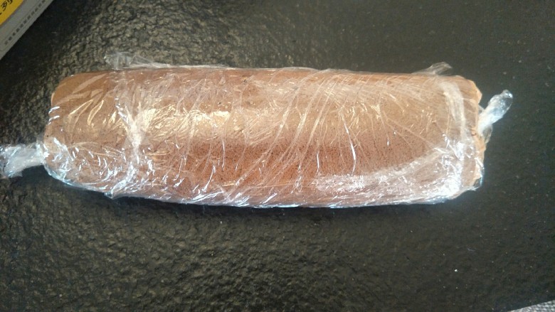 脆皮巧克力蛋糕卷,卷蛋糕卷。技术不好,不献丑了。