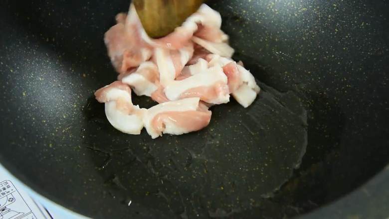 笋和肉真的是绝配,无论炒还是炖都那么好吃,锅中倒少许油,小火煸炒五花肉。