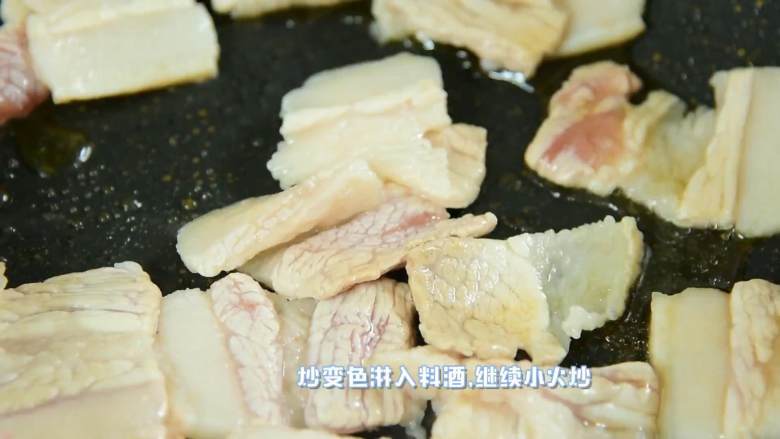 笋和肉真的是绝配，无论炒还是炖都那么好吃,炒变色淋入料酒，继续小火炒，直到五花肉金黄微焦。