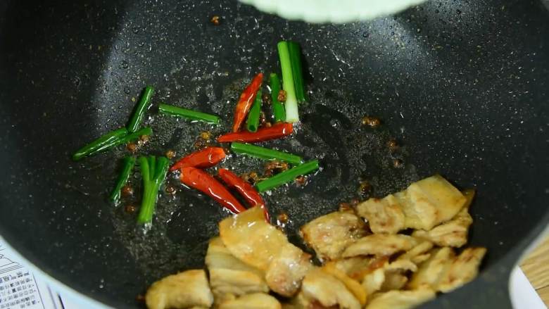 笋和肉真的是绝配,无论炒还是炖都那么好吃,加葱段、干辣椒、花椒炒香。