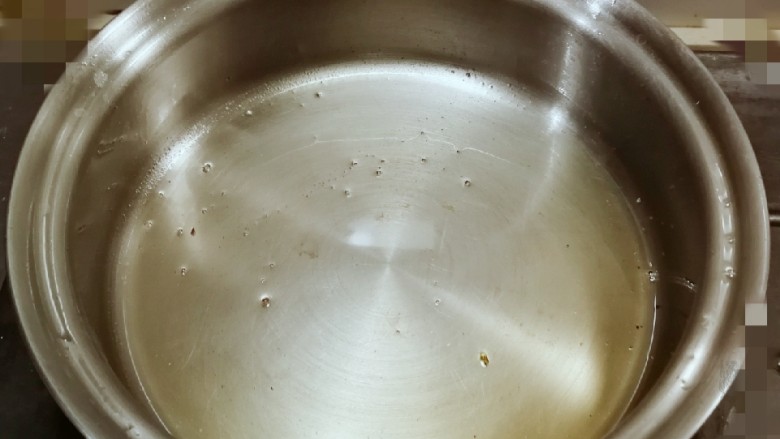 葱姜烹蛏子,再次开火 炒锅加入葱油
