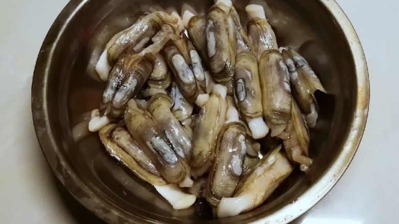 葱姜烹蛏子,蛏子吐沙后 再次清洗干净