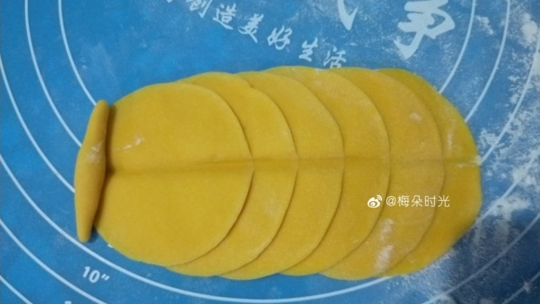 南瓜玫瑰花馒头,揪一点面团搓成两头尖的梭子形,放在一端做花心。