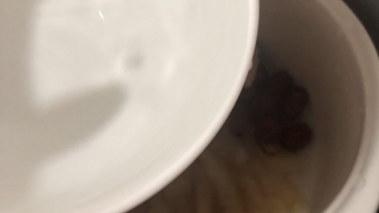 红枣花胶炖瘦肉,倒入一大碗水(两个人的分量)