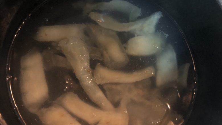 红枣花胶炖瘦肉,先用焯烫一下花胶,软身即可。可去除一部分的腥味