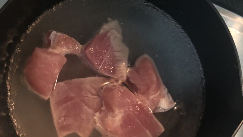 红枣花胶炖瘦肉,猪肉也焯熟备用