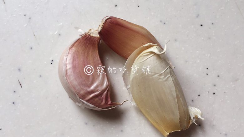 清爽的玉米笋拌腐竹,来调酱汁,准备2、3瓣蒜,剁成泥。