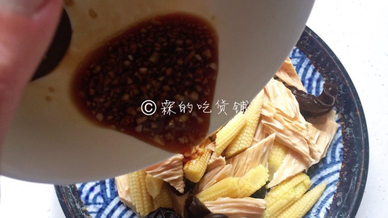 清爽的玉米笋拌腐竹,浇在汆烫好的玉米笋腐竹上,拌匀。