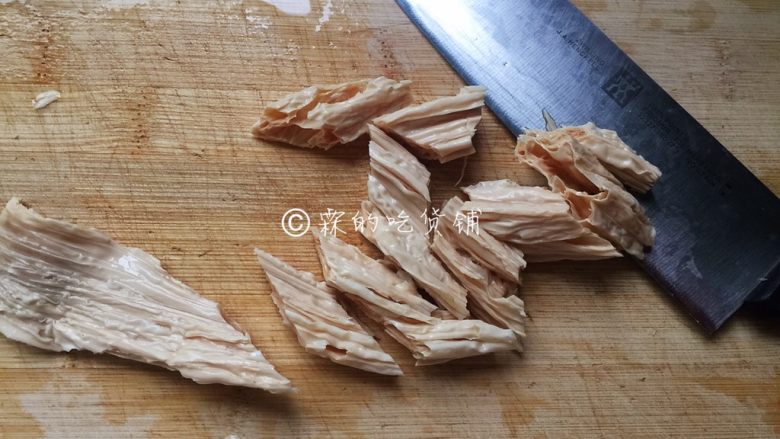 清爽的玉米笋拌腐竹,泡软后的腐竹,冲洗干净,改刀切小段。