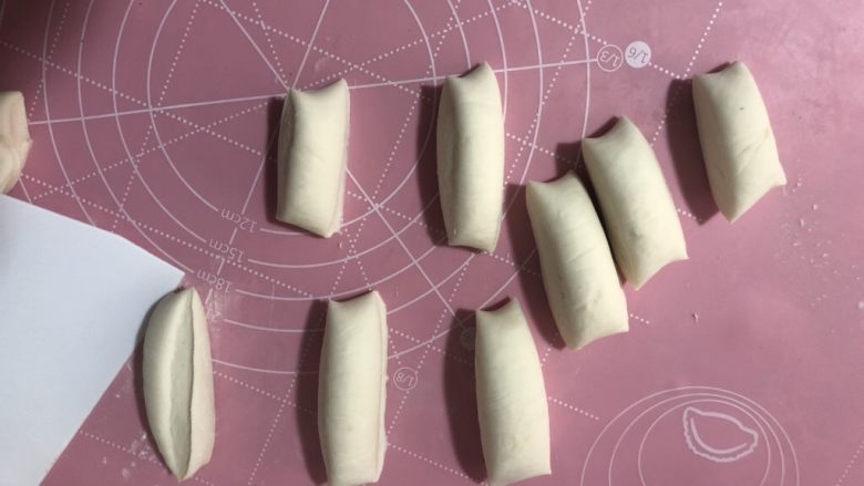 紫薯甜饼,面团搓成长条,切成等份的小剂子