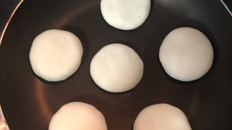 紫薯甜饼,依次放入饼坯,干烙一下饼坯的表面