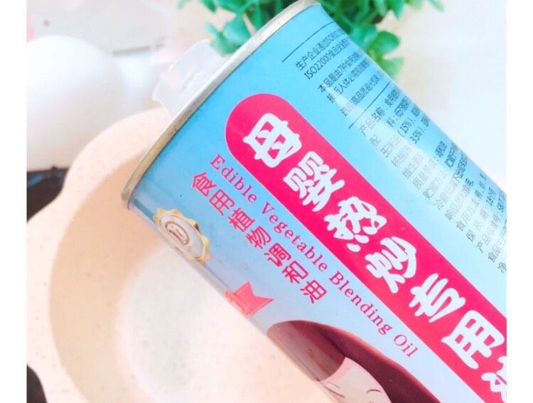 8+,补钙鲜虾蔬菜粥,锅里倒入油