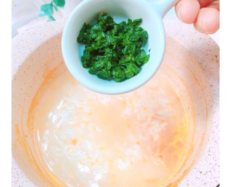 8+,补钙鲜虾蔬菜粥,再倒入小白菜煮三分钟