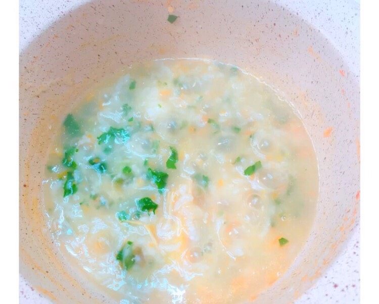8+,补钙鲜虾蔬菜粥,煮至这种粘稠的状态就可以了