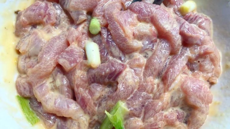 糖醋里脊肉,腌制好以后,加入3勺淀粉,搅拌均匀,再腌制10分钟。