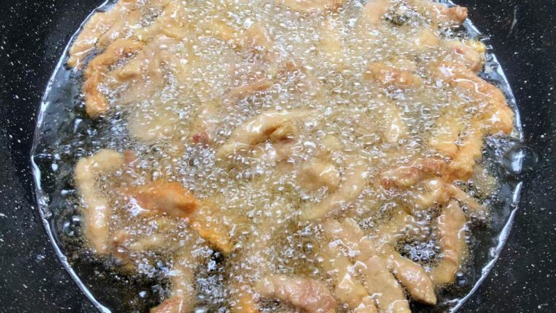 糖醋里脊肉,锅里放入500毫升油,烧至7成热,把腌制好的里脊肉放入炸至金黄捞起来,待油温升高,再放入炸2分钟,捞起来控干油待用。
