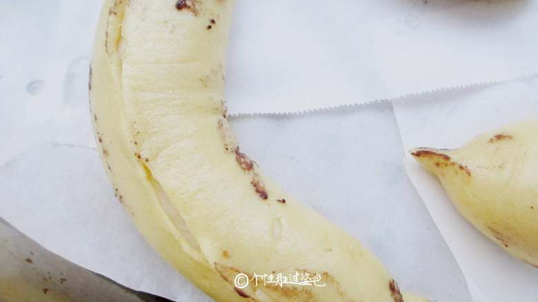 仿真香蕉馒头,摆入蒸锅,醒发15分钟后开火,水开上汽改中小火蒸15分钟,关火焖2分钟后再揭盖子