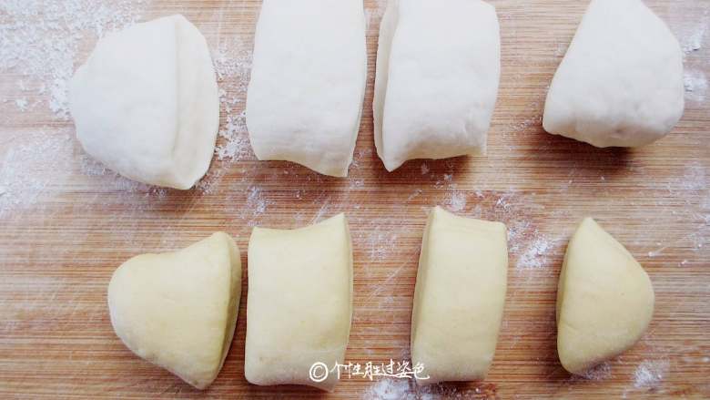 仿真香蕉馒头,分别搓成长条后,切成几等份