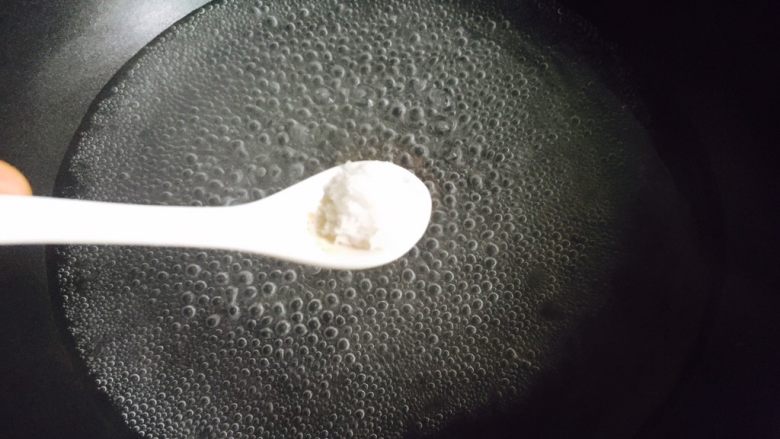 蒜蓉芦笋,锅中加入清水大火烧开,放入1小茶匙盐